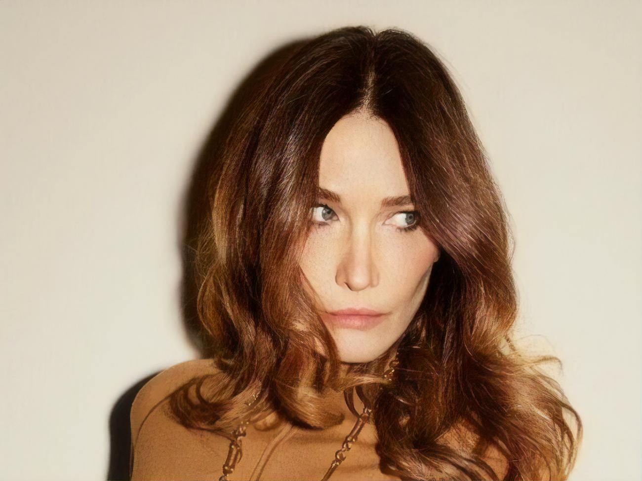 Бруни во время фотосессии для испанского журнала продемонстрировала наряд от французского бренда&nbsp;Saint Laurent