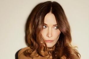 Бруни во время фотосессии для испанского журнала продемонстрировала наряд от французского бренда Saint Laurent