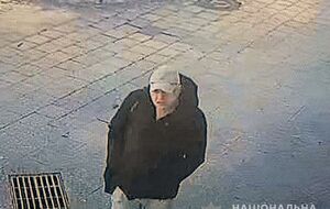 Мужчина булыжником отбивал часть монумента