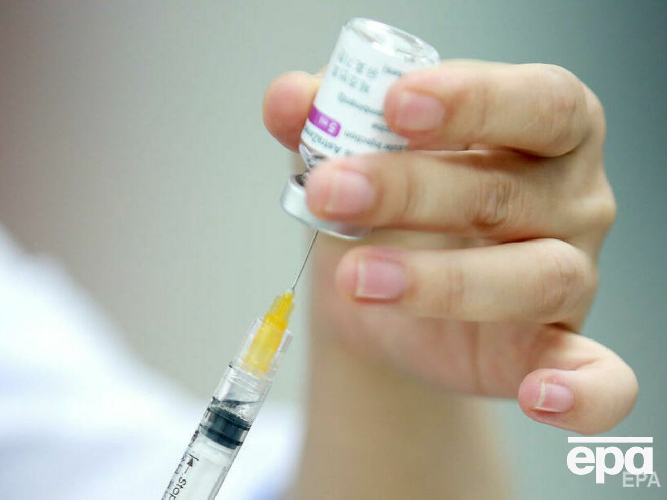 Чиновников планировали прививать вакциной фирмы AstraZeneca