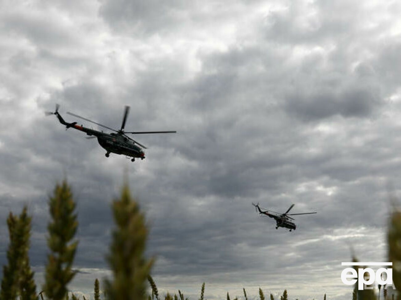 По данным телеканала, в полете было несколько вертолетов