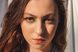 Маша Полякова: Плачет, плачет девчонка, сидит на кровати, поджигает сигарету