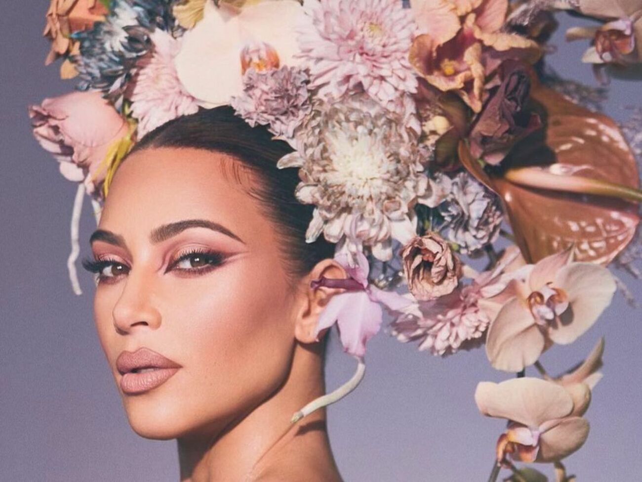 Кардашян носит оригинальные украшения во рту