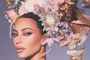 Кардаш'ян носить оригінальні прикраси у роті