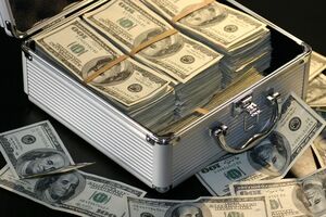 Пропозиції про купівлю доларів можна знайти в інтернеті