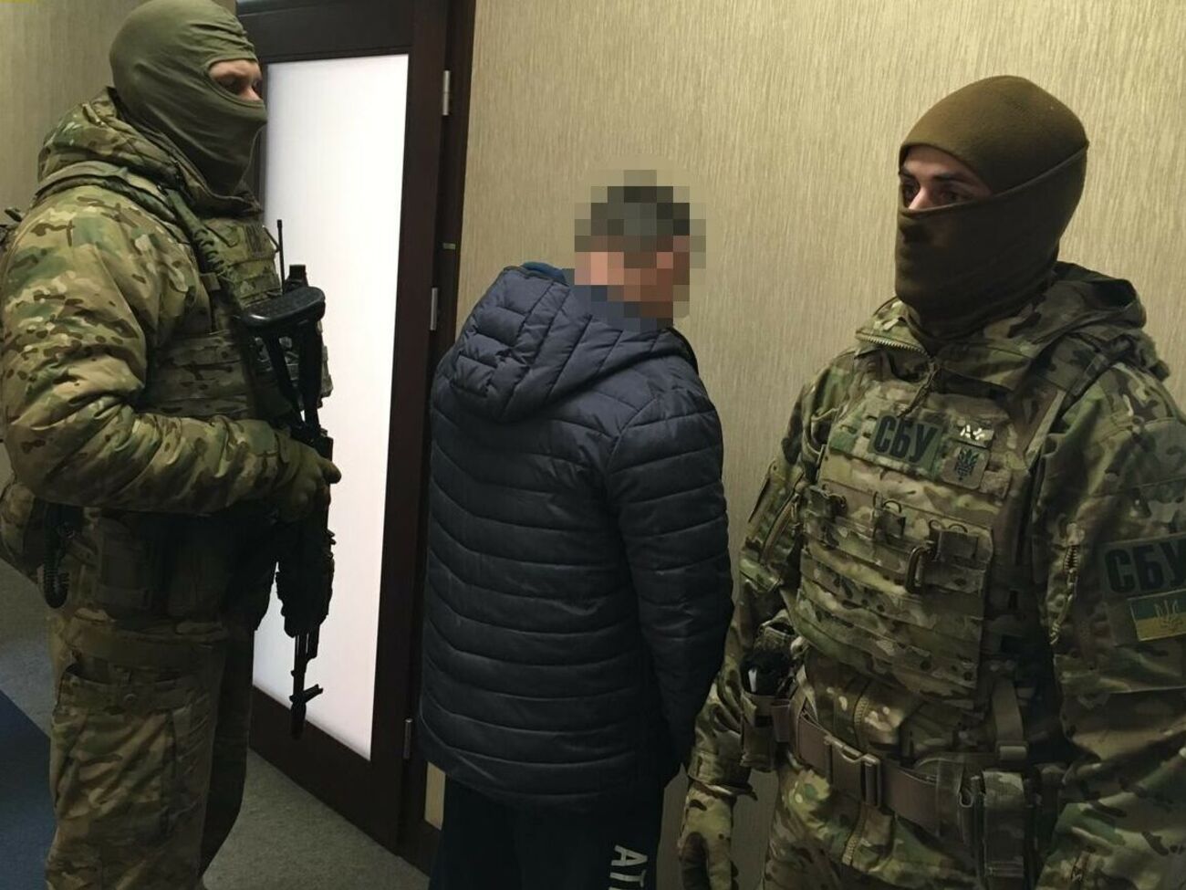 За даними СБУ, під час обшуків у затриманого виявили зброю і боєприпаси
