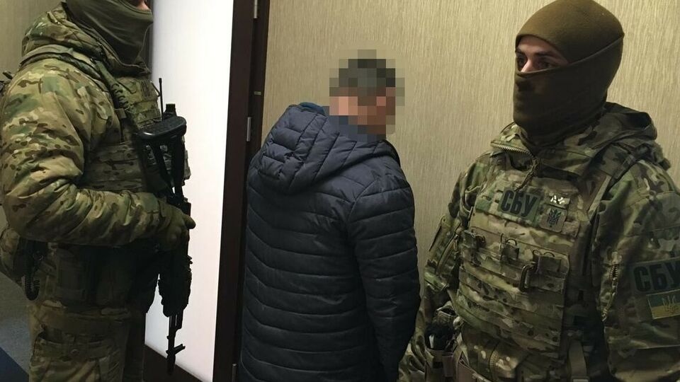 За даними СБУ, під час обшуків у затриманого виявили зброю і боєприпаси
