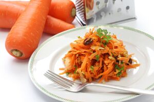 Боржемська: Моркву натріть на дрібній тертці, посоліть і полийте лимонним соком