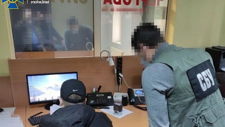 Правоохранители провели шесть обысков