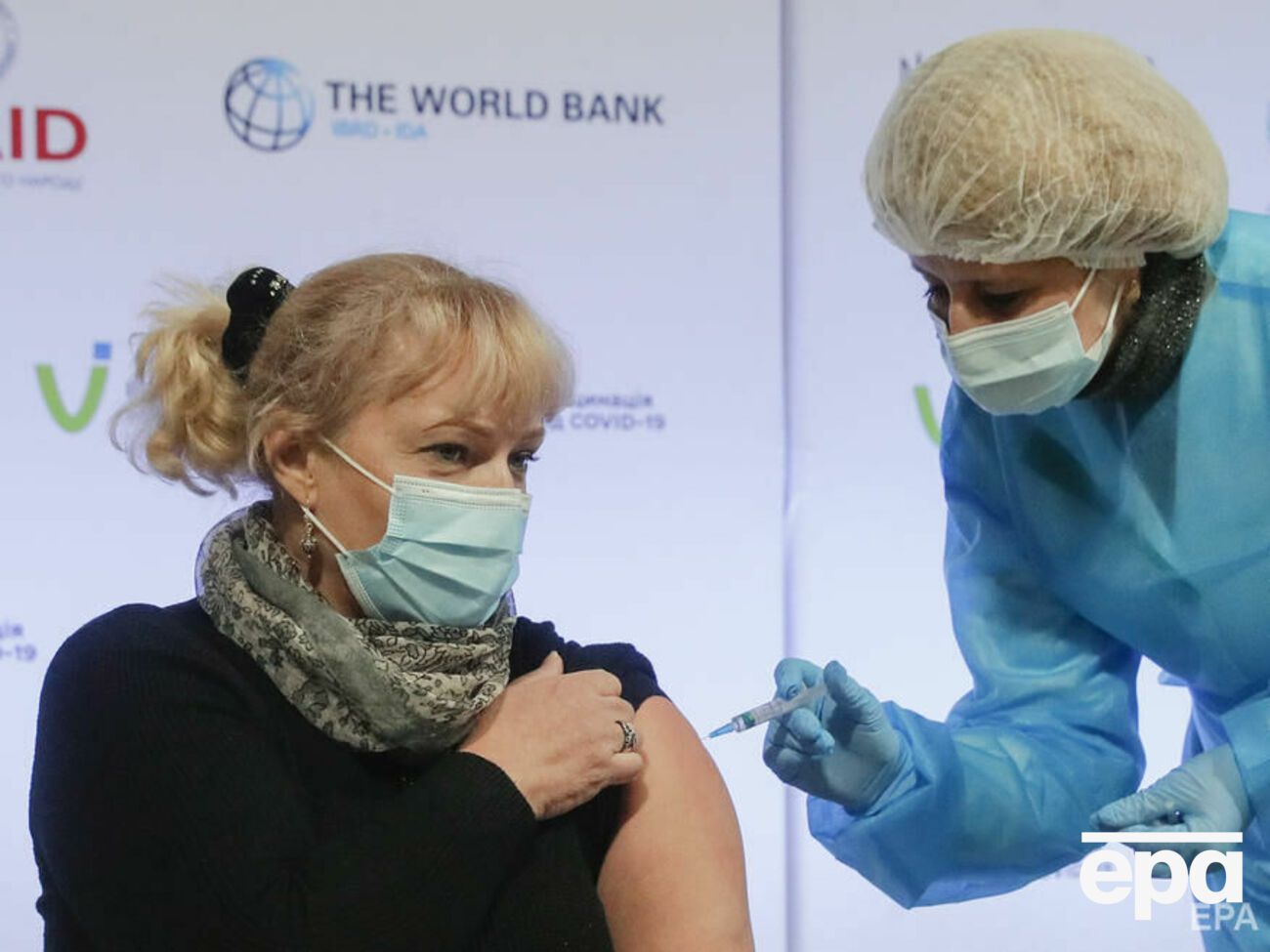 Українців щеплюють вакциною Covishield, яку привезли з Індії