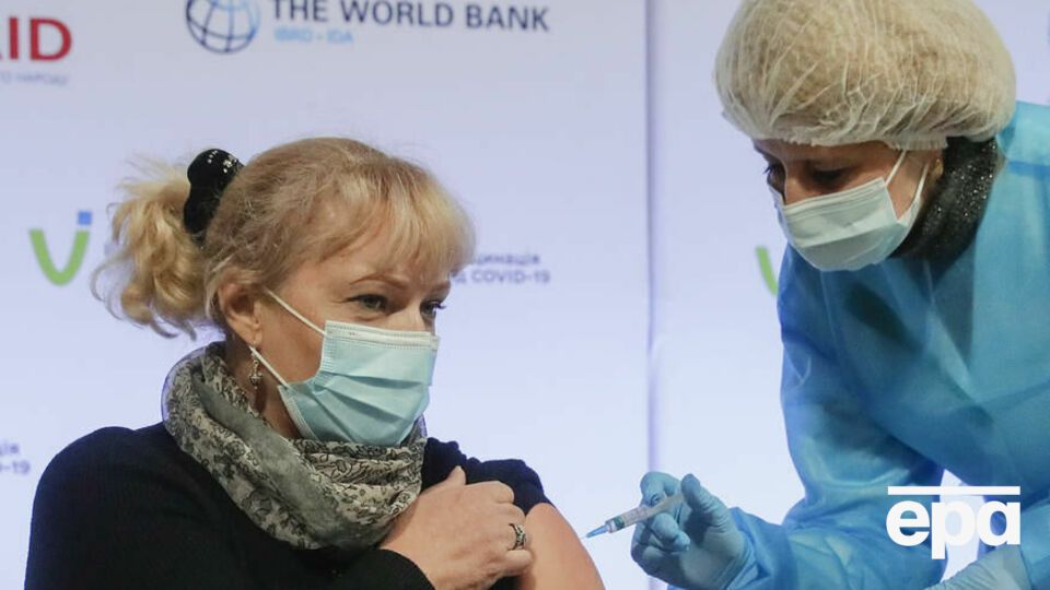Українців щеплюють вакциною Covishield, яку привезли з Індії