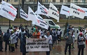 Одне з гасел протестувальників: "Кличко! Оголосив локдаун! А за що жити?"