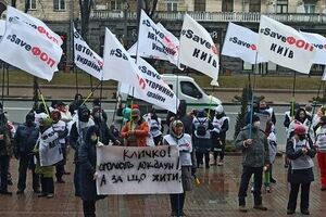 Одне з гасел протестувальників: "Кличко! Оголосив локдаун! А за що жити?"