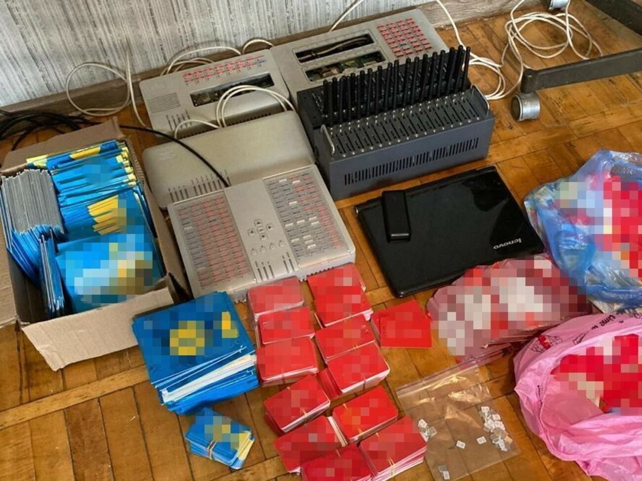 Під час проведення обшуків правоохоронці вилучили понад 3 тис. сім-карток