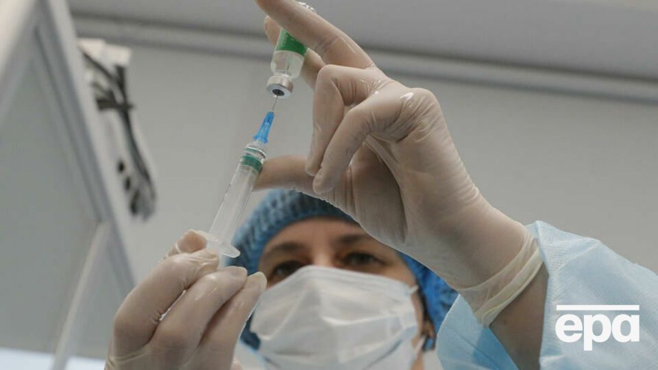 Вакцинацію в Україні розпочали 24 лютого