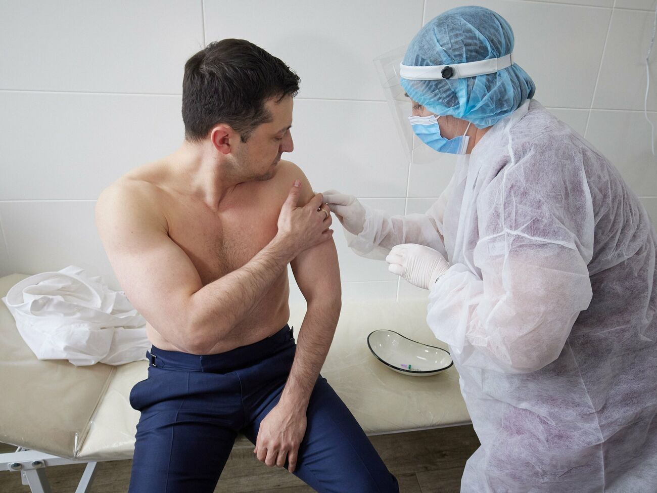 Зеленський отримав щеплення разом із військовими