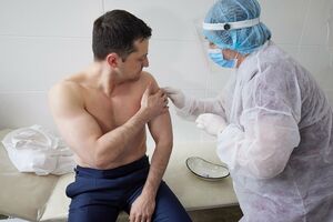 Зеленський отримав щеплення разом із військовими