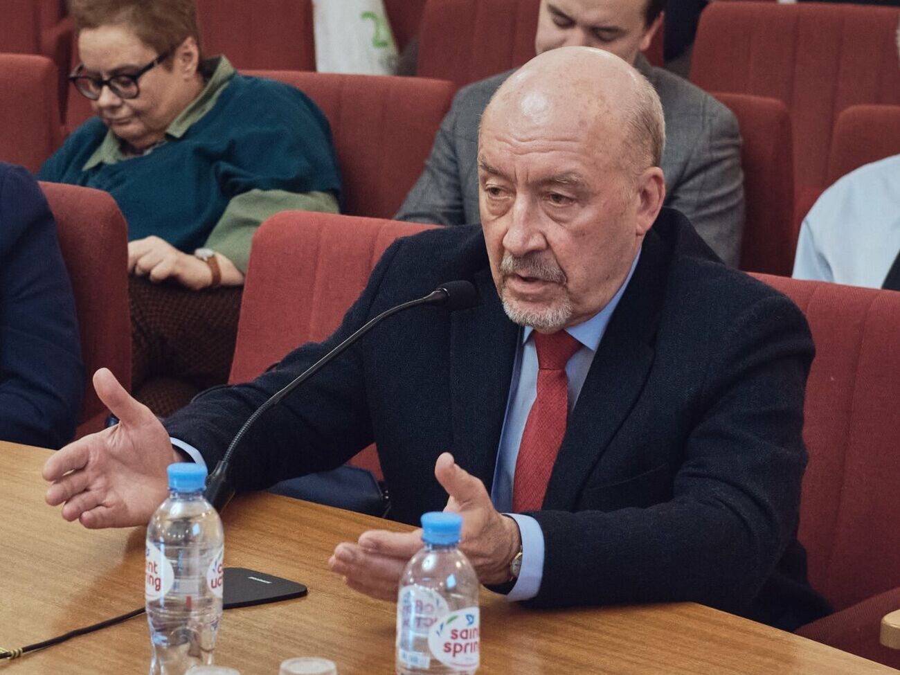 Обладая колоссальной властью и возможностями, Горбачев не стал "царем", не держался за власть, не настроил себе дворцов. Он остался человеком