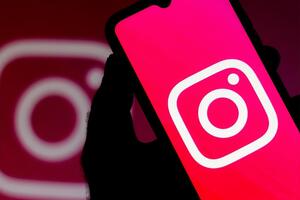 Раньше в Instagram можно было вести совместную прямую трансляцию не более, чем двум людям
