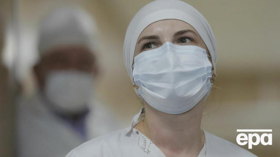 Мобільна команда з вакцинації проти COVID-19 має складатися щонайменше з одного лікаря і двох медсестер або медбратів, зазначили у НСЗУ
