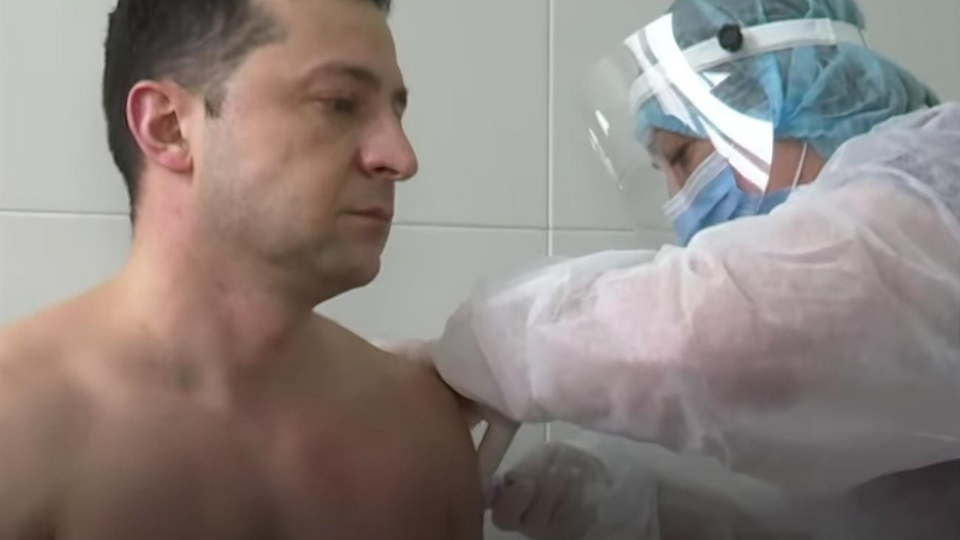 Зеленський вакцинувався у військовому госпіталі в Сєвєродонецьку