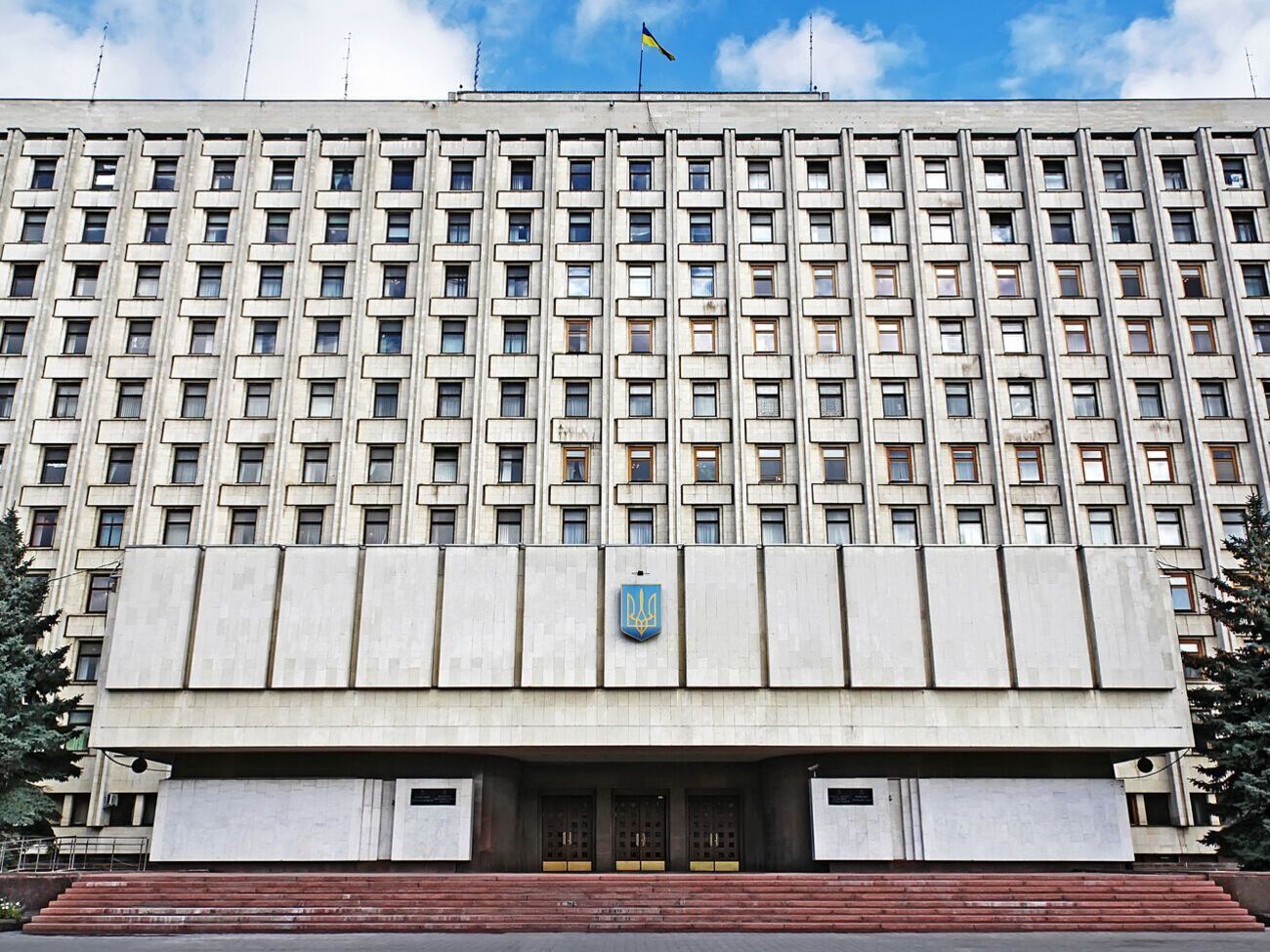 В избирательном округе №50 ЦИК зарегистрировал 19 кандидатов в народные депутаты, 15 – в округе №87