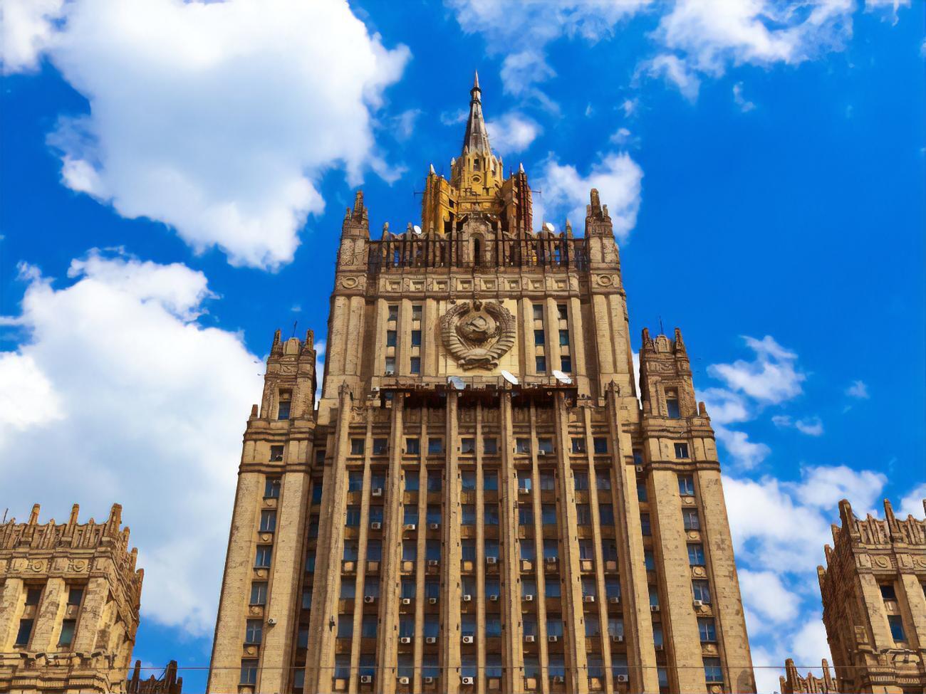 В МИД России считают, что Белый дом вновь пытается "культивировать образ внешнего врага"