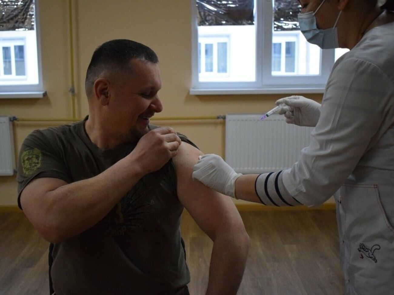 Прививку получили более 100 военных Черниговского гарнизона