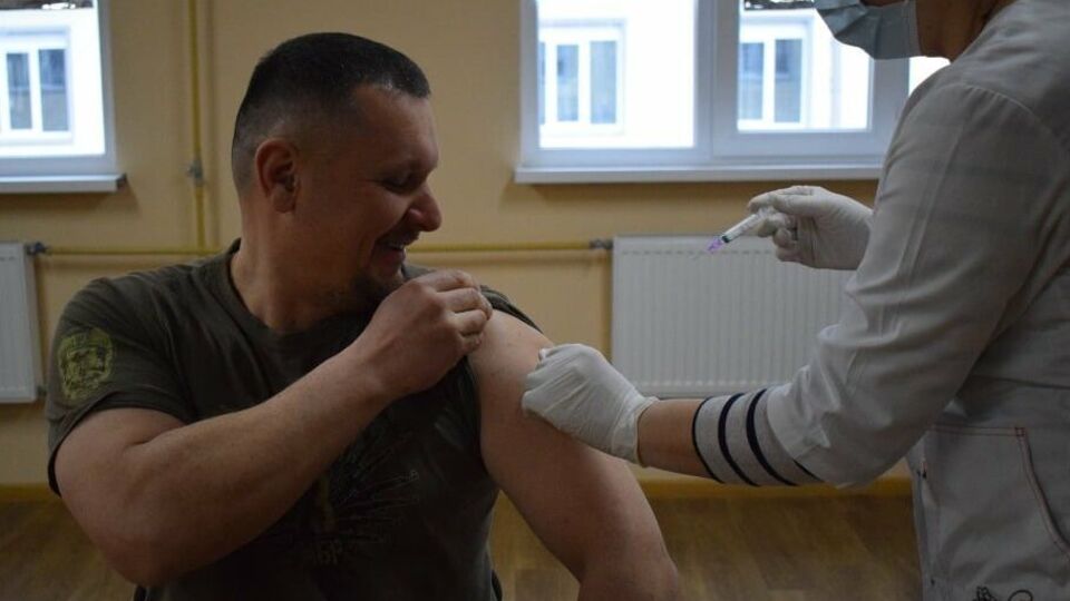 Прививку получили более 100 военных Черниговского гарнизона