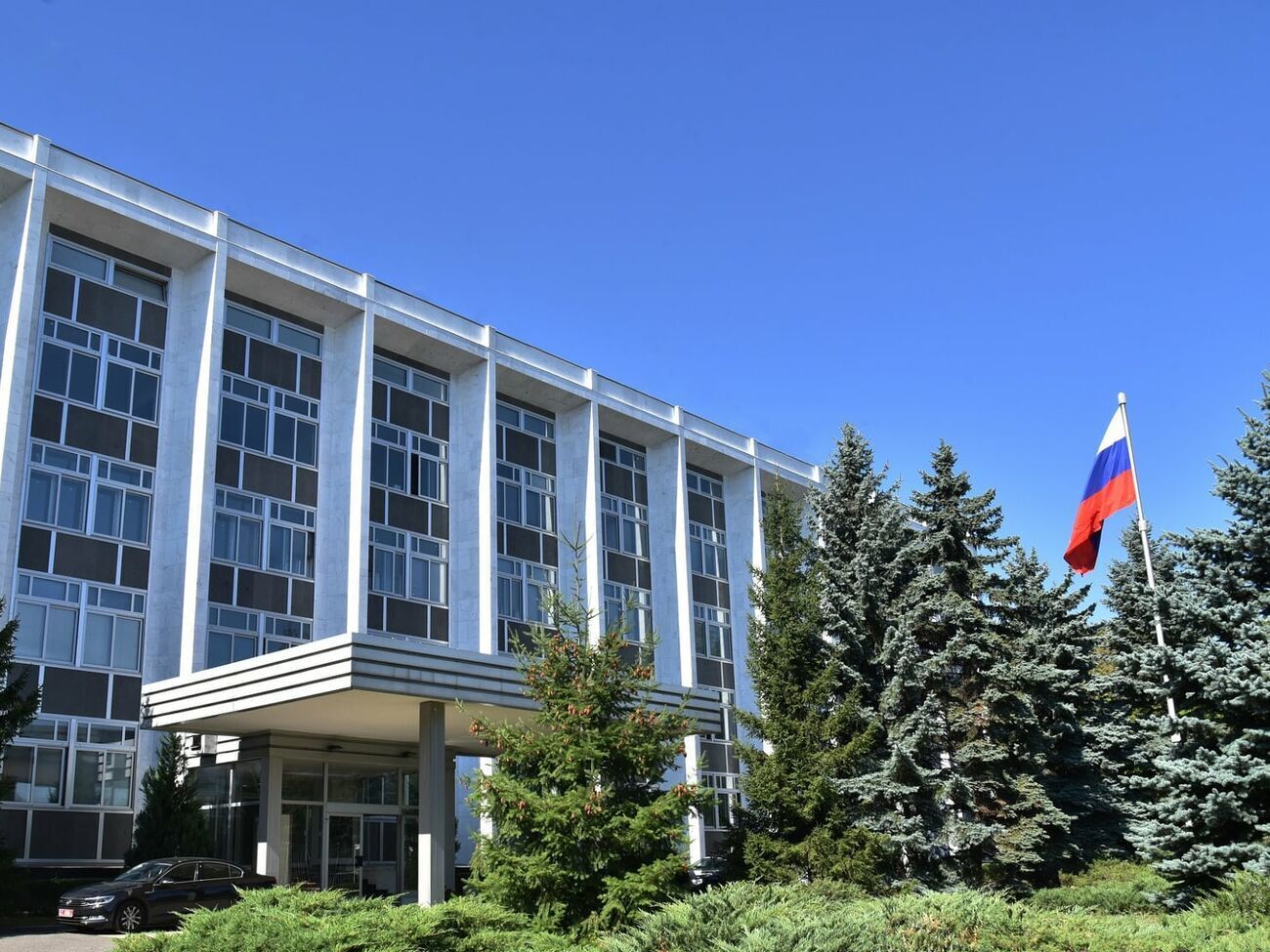 Болгарські спецслужби зафіксували, як дружина "резидента" приходить у посольство РФ