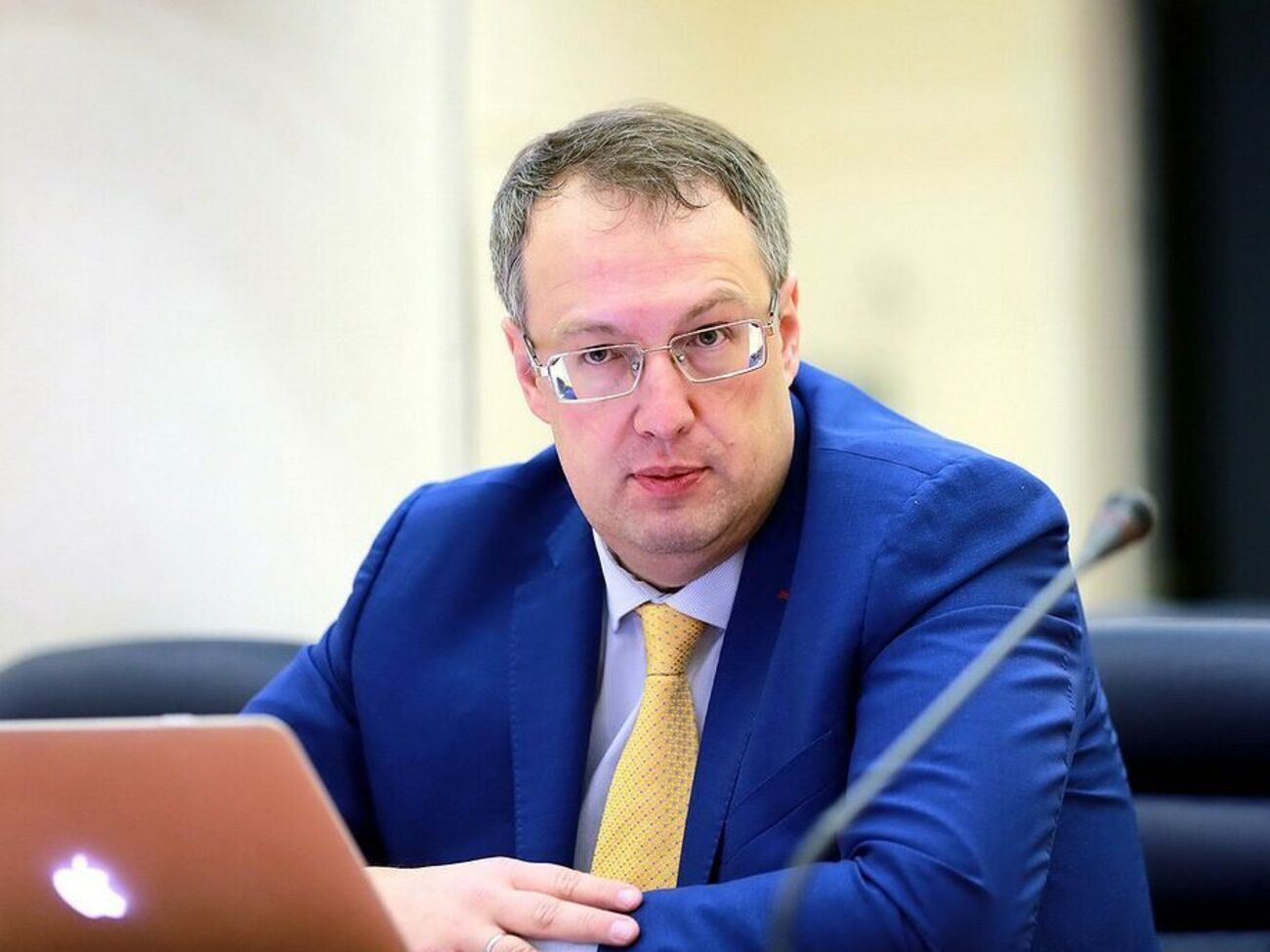 Геращенко опубликовал видео факта вандализма у Офиса президента