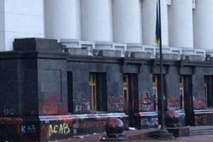 Біля будівлі ОП поки не проводять робіт із прибирання території