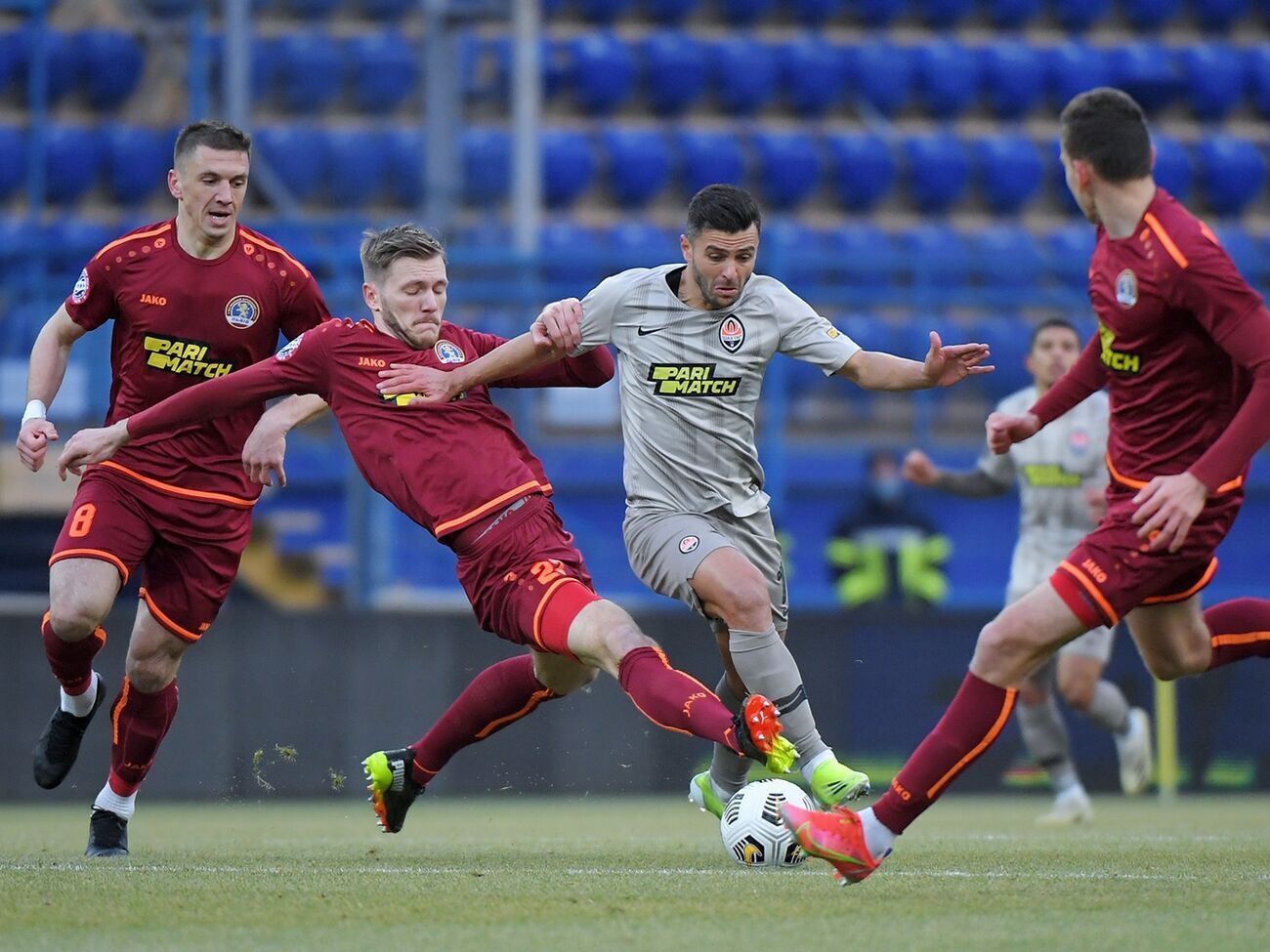 "Шахтер" (в светлой форме) проиграл в Харькове