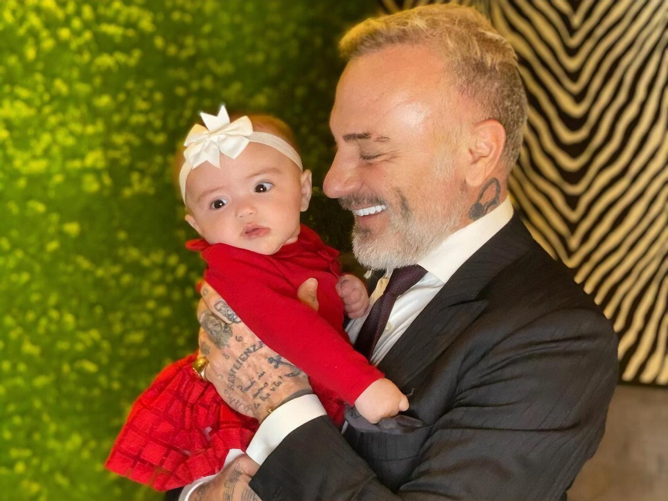 Вакки о дочери: Она любит кусать своего папу