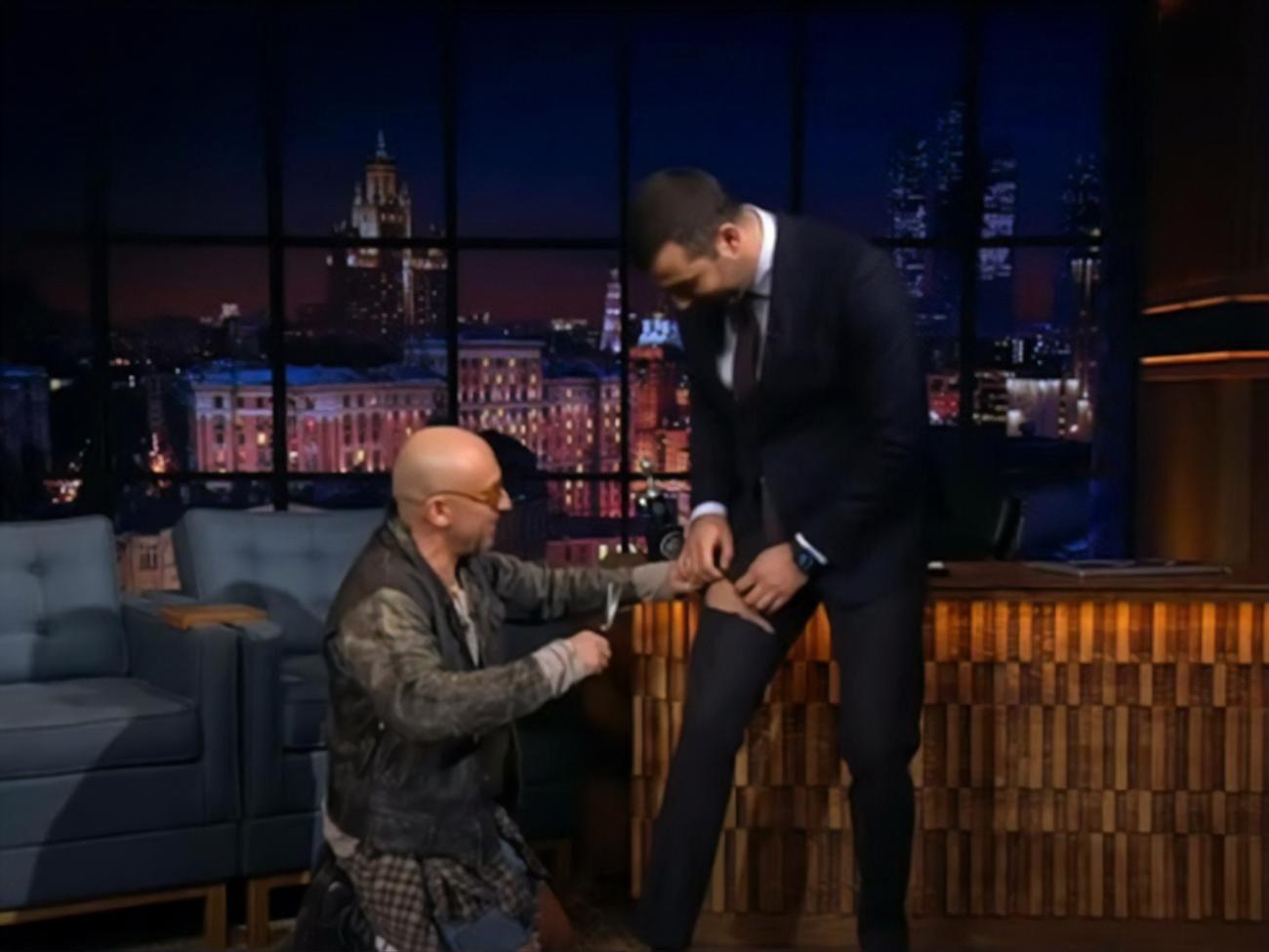 Нагієв ножицями вкоротив Урганту штани