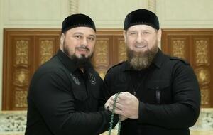 Висмурадова (слева) в ЕС называют неофициальным телохранителем Кадырова (справа)