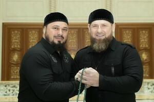Висмурадова (слева) в ЕС называют неофициальным телохранителем Кадырова (справа)
