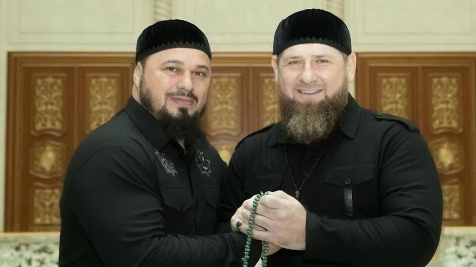 Вісмурадова (ліворуч) у ЄС називають неофіційним охоронцем Кадирова (праворуч)