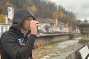 Навальний: Над усією зоною через репродуктор на високому стовпі лунає: "Славься, отечество наше свободное"