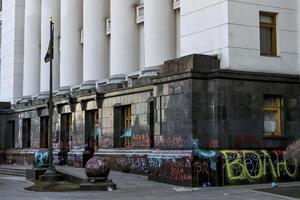Во время акции протеста стены здания ОПУ разрисовали краской и выбили стекло в дверях