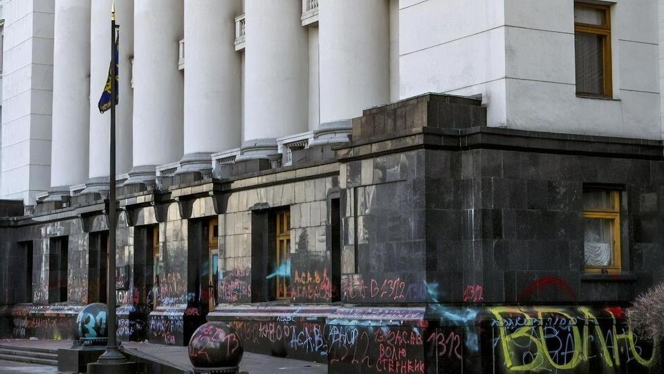 Во время акции протеста стены здания ОПУ разрисовали краской и выбили стекло в дверях
