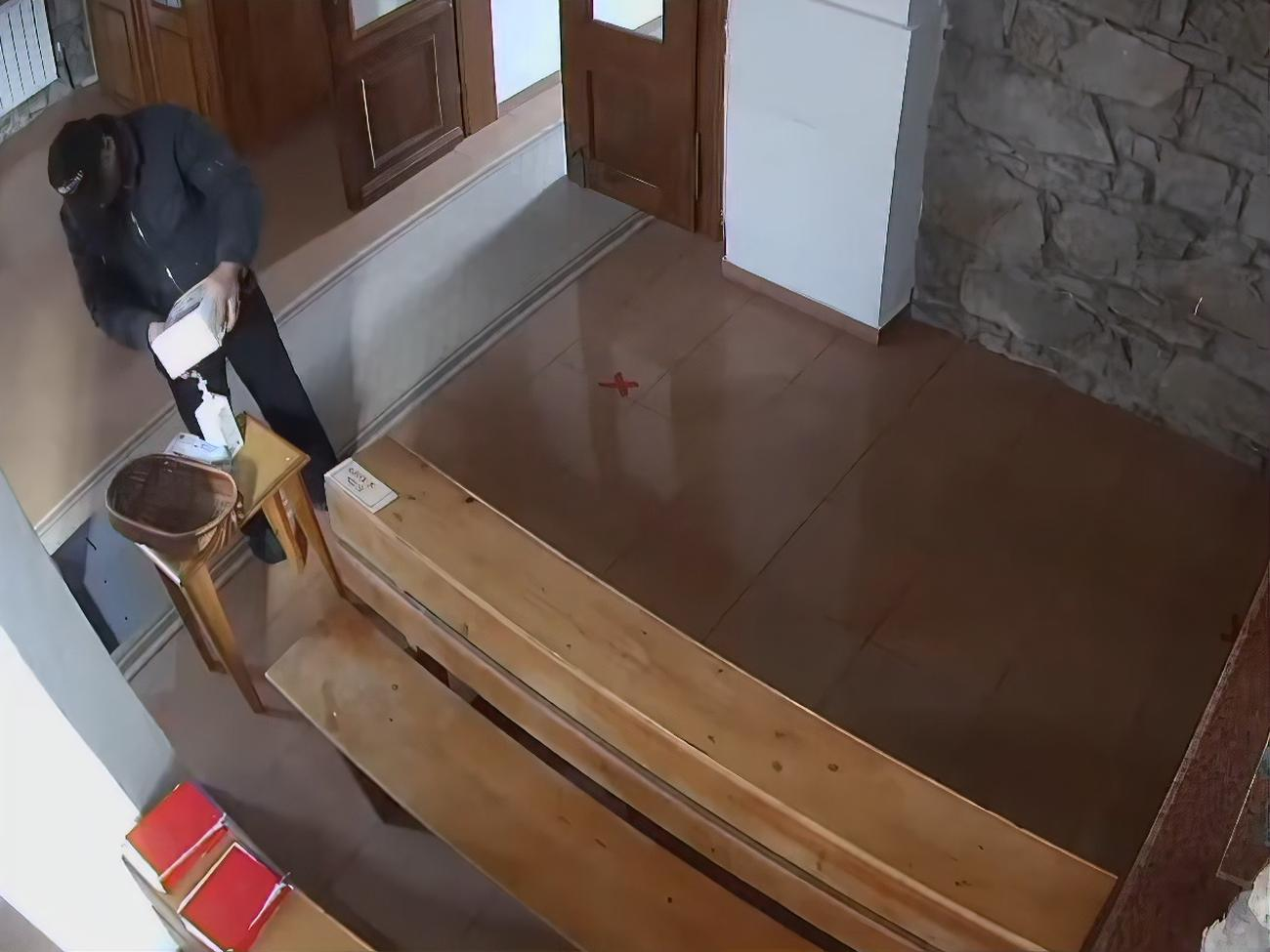 Злоумышленник унес из храма деньги и одноразовые маски