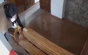 Злоумышленник унес из храма деньги и одноразовые маски