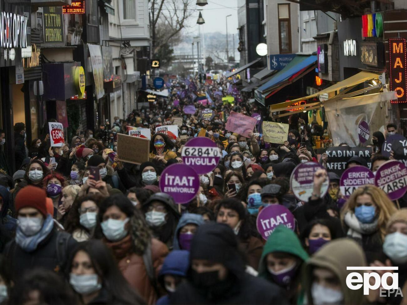 Протест против выхода страны из Стамбульской конвенции в Турции