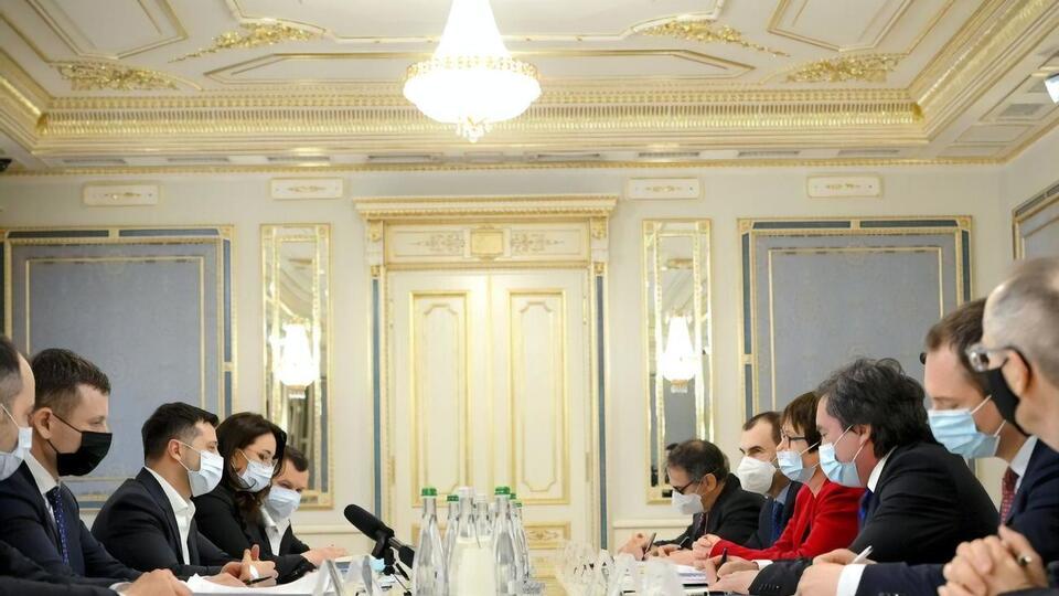 Зеленский: Украину и ЕБРР связывают хорошие отношения и много важных проектов, в которые Украина вкладывает душу, а ЕБРР – веру и деньги