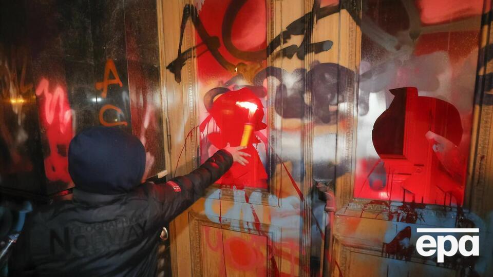 В Офісі президента почали відмивати написи, залишені учасниками акції протесту 20 березня