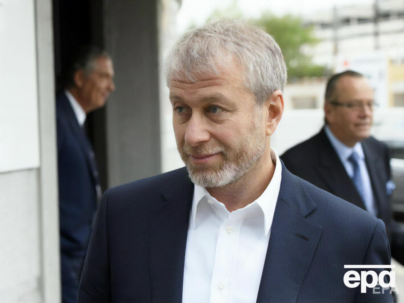 Абрамович заявив, що факти, викладені у книзі, погано позначаються на його репутації