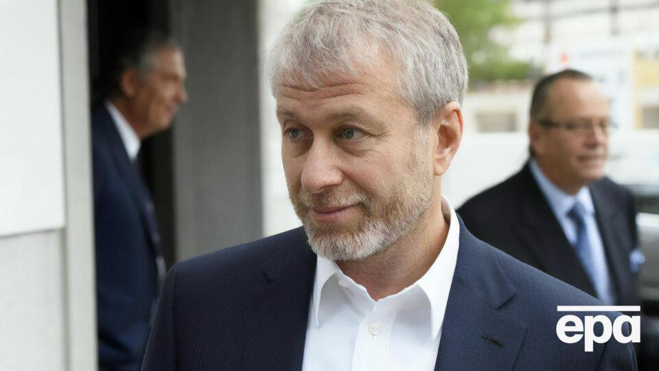 Абрамович заявив, що факти, викладені у книзі, погано позначаються на його репутації