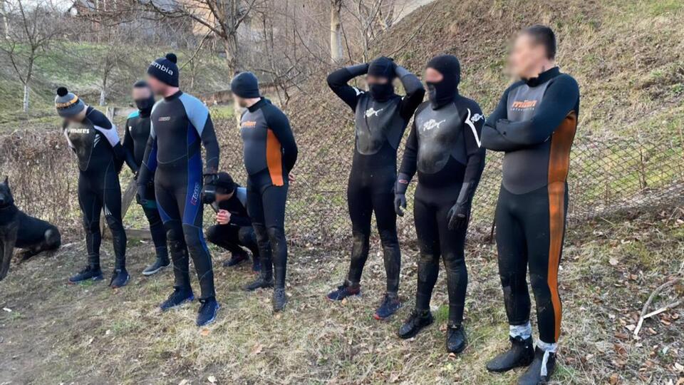 Пограничники задержали восемь человек