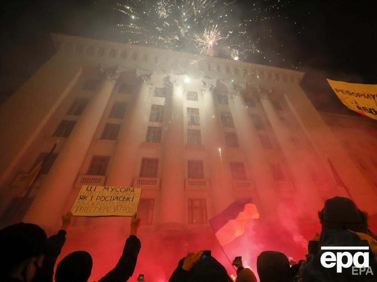 Митингующие под Офисом президента требовали отпустить Стерненко